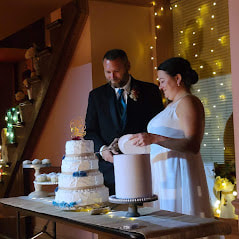 Bride & Groom cutting the cake